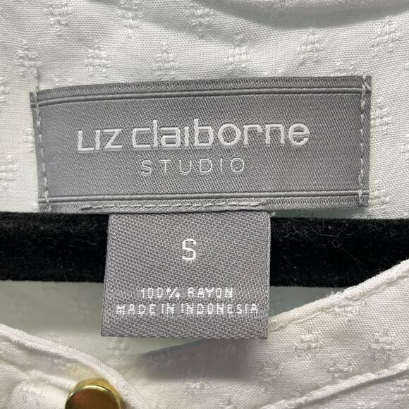 Liz Claiborne White Sleeveless Textured Blouse With Button Detail Size Small NWT - Picture 6 of 7